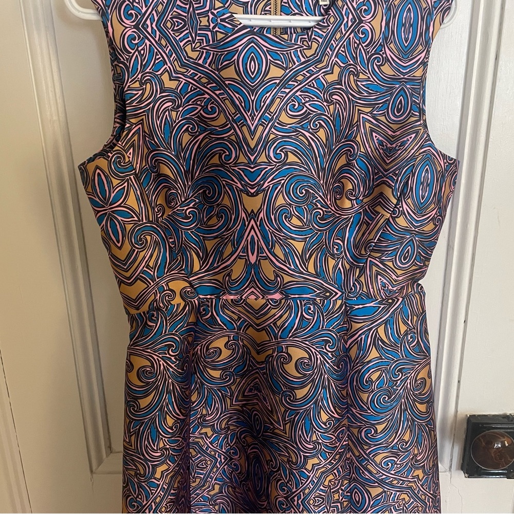 Unique shift dress. - Picture 3 of 7